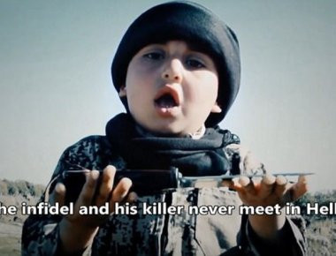 Σκληρές εικόνες σε βίντεο του ISIS με «πρωταγωνιστή» εξάχρονο εκτελεστή...